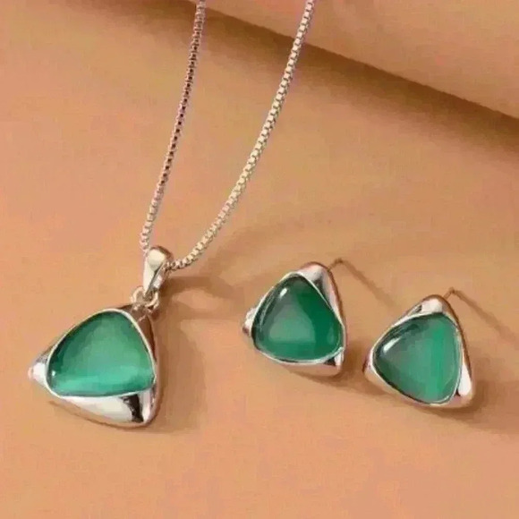 Triangular Green Stone Pendant in Silver Tone Necklace - Picture 1 of 3